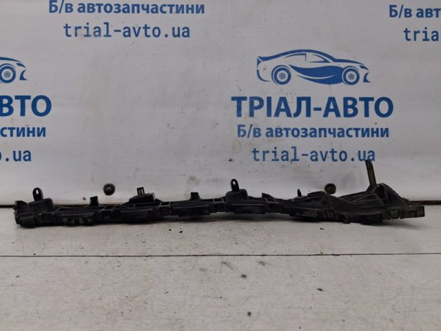 Правое крепление заднего бампера GJR9502H1 MAZDA