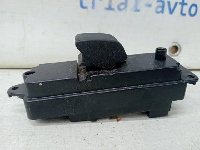 Кнопка стеклоподъемника передняя правая GS1D66370 MAZDA
