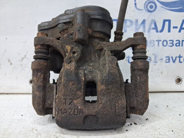 Скоба тормозного суппорта заднего KAY02629X MAZDA