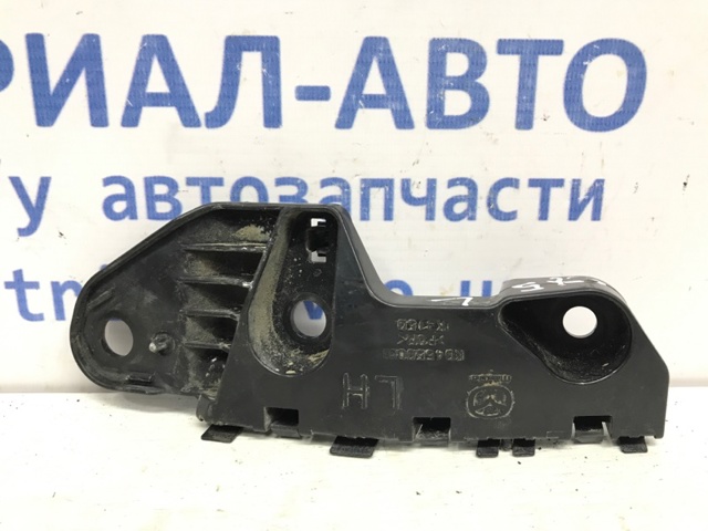 Левый кронштейн переднего бампера KD4550163 MAZDA