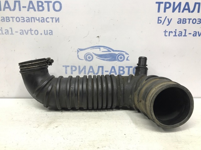 Патрубок воздушный выход воздушного фильтра MR571533 MITSUBISHI