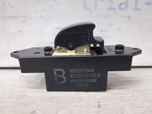 Кнопочный блок управления стеклоподъемником передний правый MR587944 MITSUBISHI