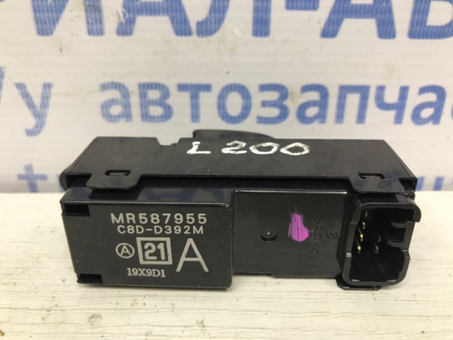MR587955 MITSUBISHI Кнопочный блок управления стеклоподъемником передний правый купить в Львов