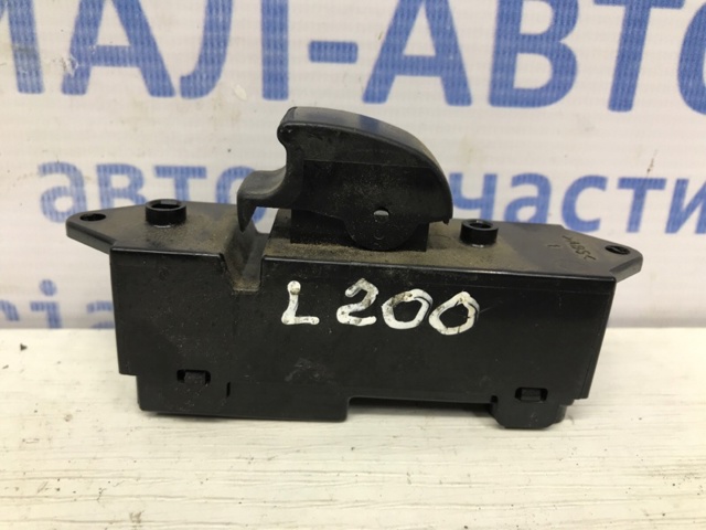 Кнопки переднего правого стекло подъёмника MR587955 MITSUBISHI