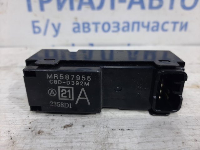 MR587955 Кнопочный блок управления стеклоподъемником передний правый купить Хмельницкий