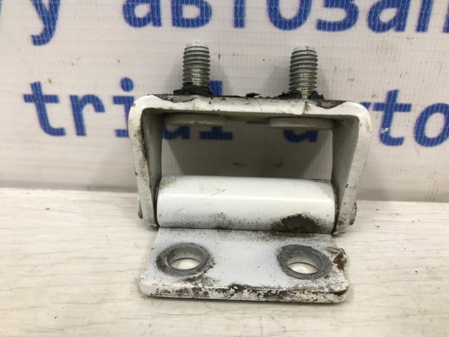 MR987773 Петля задней двери купить Запорожье