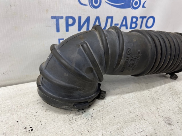 MAZDA SH0113221 Патрубок воздушный, выход воздушного фильтра в наличии Ужгород