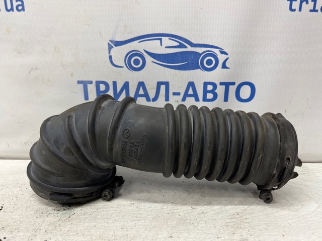 Патрубок воздушный, выход воздушного фильтра SH0113221 MAZDA