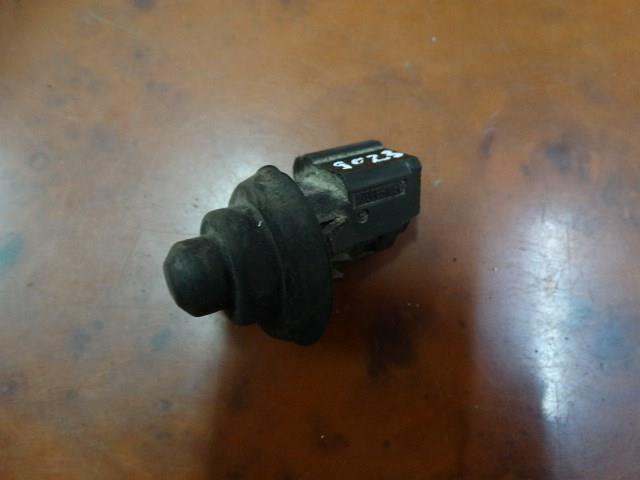 Датчик закрывания дверей (концевой выключатель) на Renault Kangoo KC0 ...