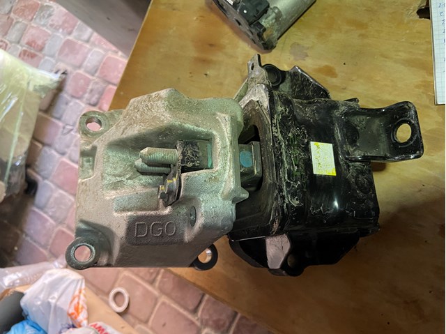 Подушка (опора) двигателя, левая 21830C1170 HYUNDAI