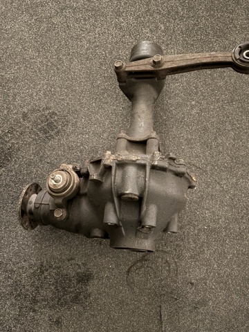 Кронштейн/траверса переднего редуктора, правая 5238060021 TOYOTA