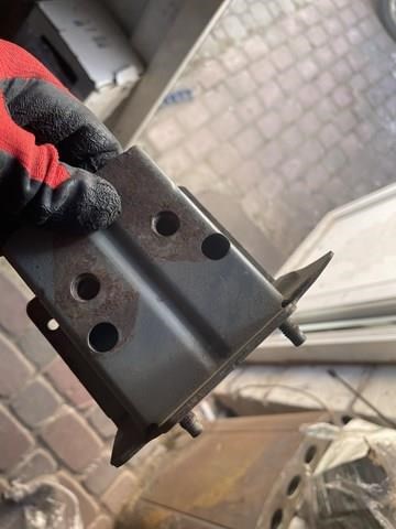 Кронштейн усилителя переднего бампера 622118H700 NISSAN