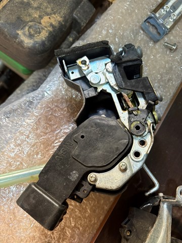 Замок задней двери, правой 6905060060 TOYOTA