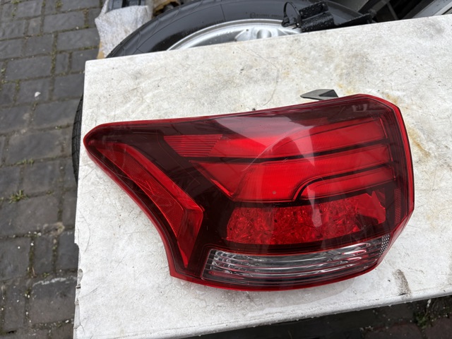 Фонарь задний левый, внешний 8330B005 MITSUBISHI