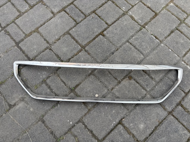 PEUGEOT 9816027680 Накладка (рамка) решетки радиатора в наличии Полтава