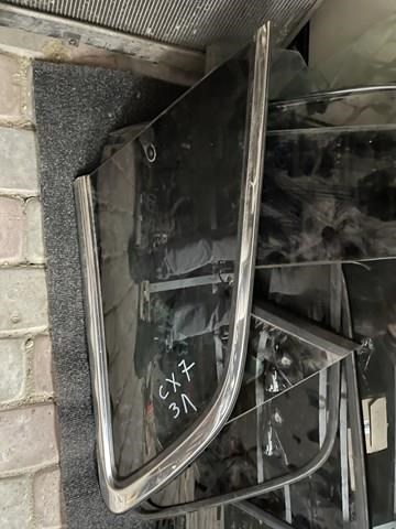 Стекло багажного отсека, левое EG2263950C MAZDA