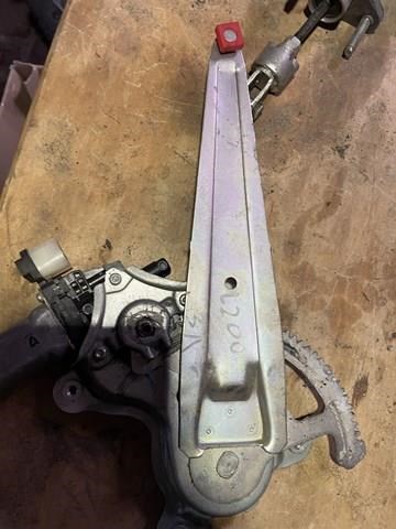 Стеклоподъемник левой задней двери MN182403 MITSUBISHI