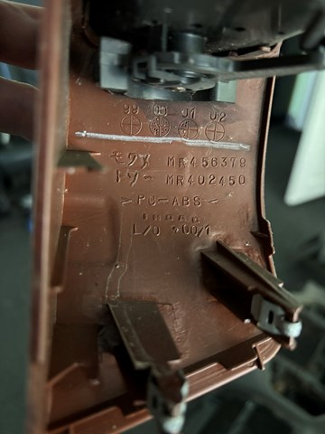 Решетка воздуховода правая MR456379 MITSUBISHI