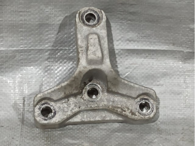 Кронштейн подушки (опоры) двигателя, правой 21825K4000 HYUNDAI