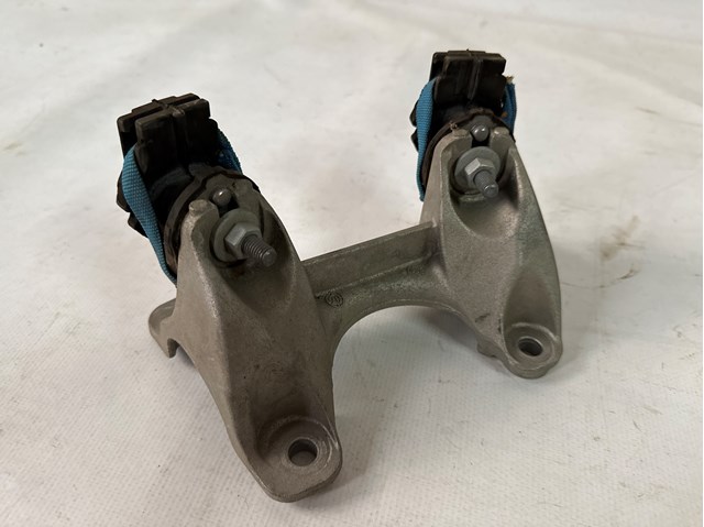 Кронштейн подушки коробки передач 22316796613 BMW