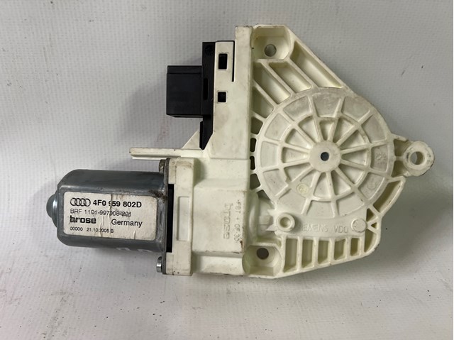 Мотор стеклоподъемника двери передней, правой 4F0959802D VAG