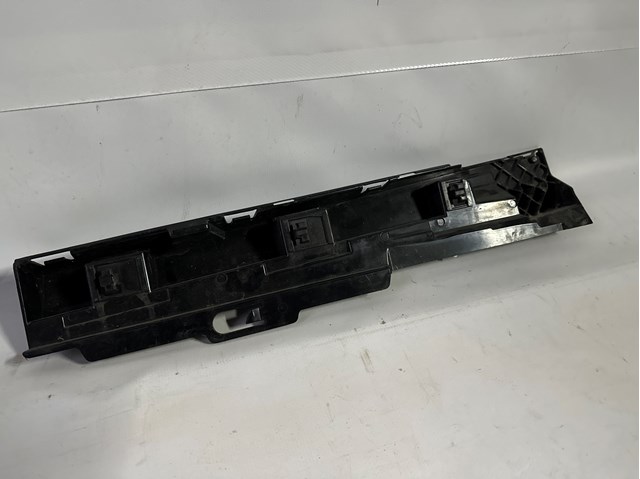 51777256920 BMW Кронштейн наружной накладки порога правой купить в Львов