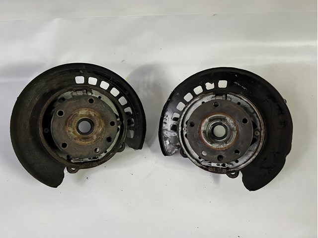 7L8505435A Цапфа (поворотный кулак) задний левый купить Каменское