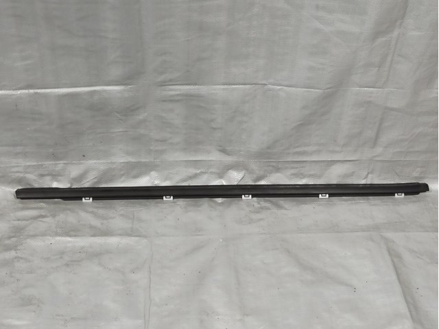 Молдинг опускного стекла двери передней, правой 82220J9001 HYUNDAI