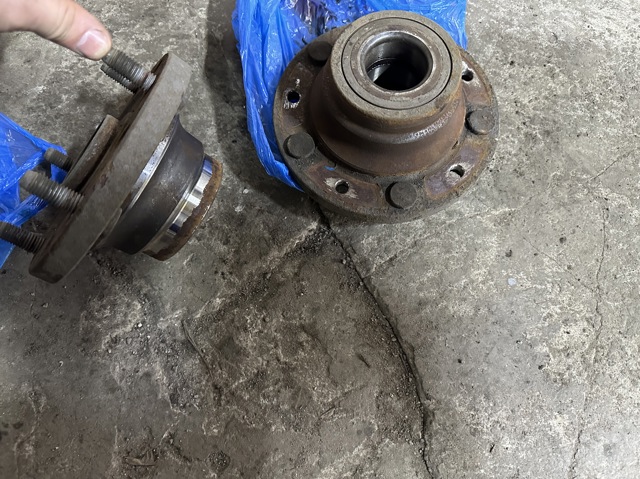 FORD 1371313 Ступица задняя в наличии Украина