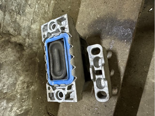 1K0199262M Подушка (опора) двигателя правая купить Ирпень