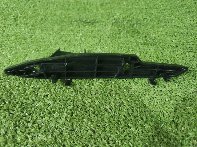 Направляющая переднего бампера, правая 51117399984 BMW