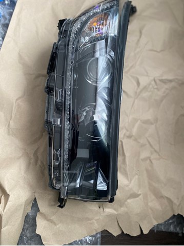 Фара передняя правая 811100E390 TOYOTA