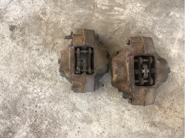 Задний левый суппорт Вольво 850