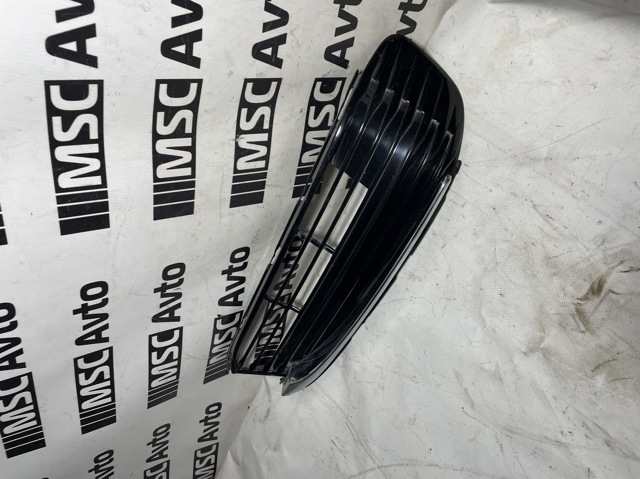 Решетка бампера переднего правая 51117486840 BMW