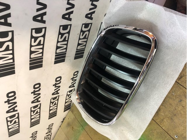 Решетка радиатора правая 51137157688 BMW