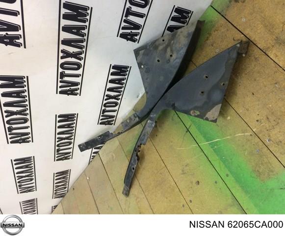 Ресничка (накладка) левой фары 62065CA000 NISSAN