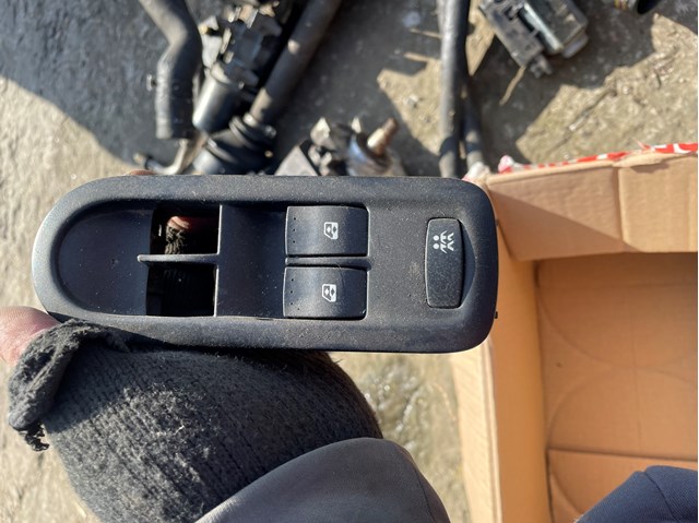 Кнопки переднего левого стекло подъёмника 8200315040 RENAULT