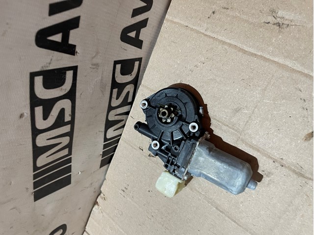 Мотор стеклоподъемника двери задней, правой 827304BA0A NISSAN