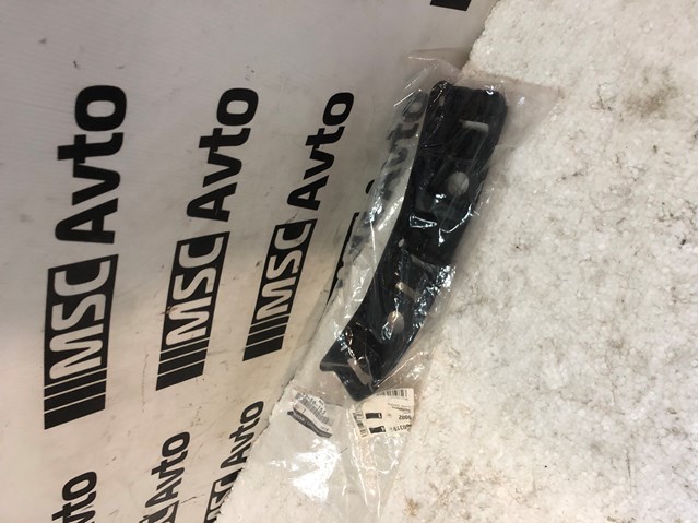 Кронштейн бампера переднего, правый KD4550153 MAZDA