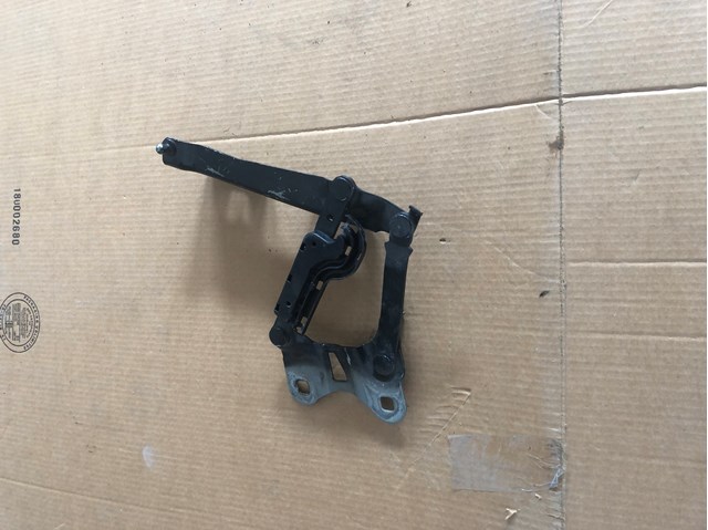 Завеса капота правая LR088986 LAND ROVER