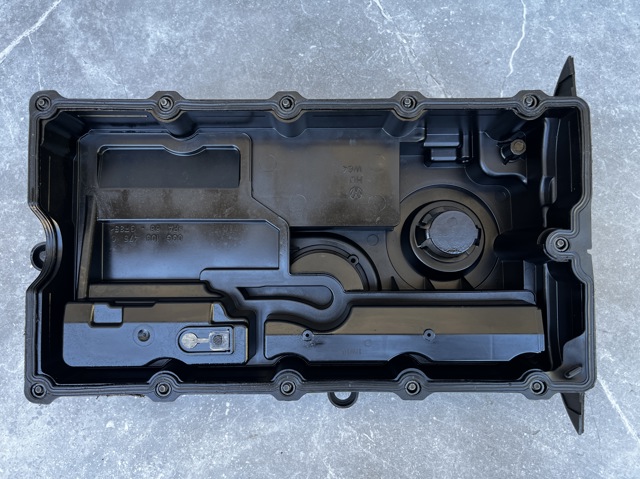Крышка клапанов 03G103469L VAG