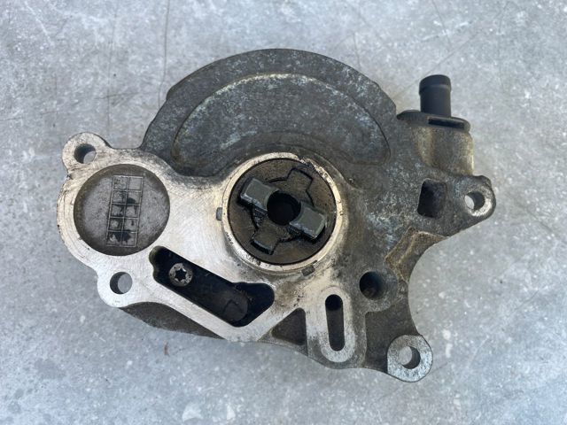 Механический вакуумный насос 03L145207 VAG