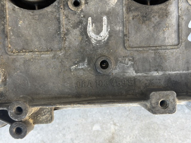 Крышка клапанов 06A103469S VAG