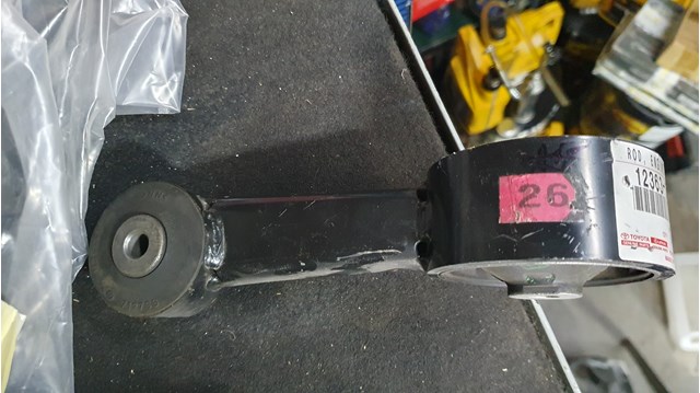 TOYOTA 1236331012 Подушка (опора) двигателя правая верхняя в наличии Сумы