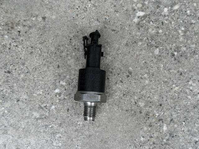 Датчик давления топлива 0281002405 BOSCH