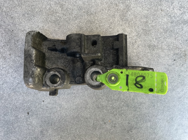 Кронштейн подушки (опоры) двигателя, верхней 7700108207 RENAULT