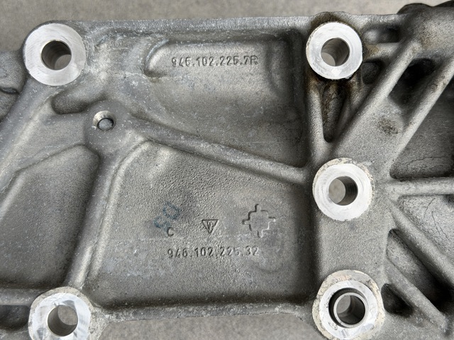 Кронштейн подушки (опоры) двигателя, левой 94610202530 PORSCHE