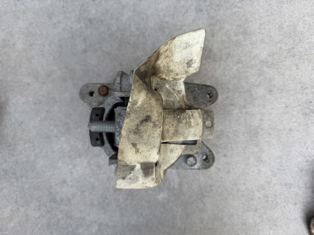 94637505740 PORSCHE Левая подушка двигателя купить в Чернигов
