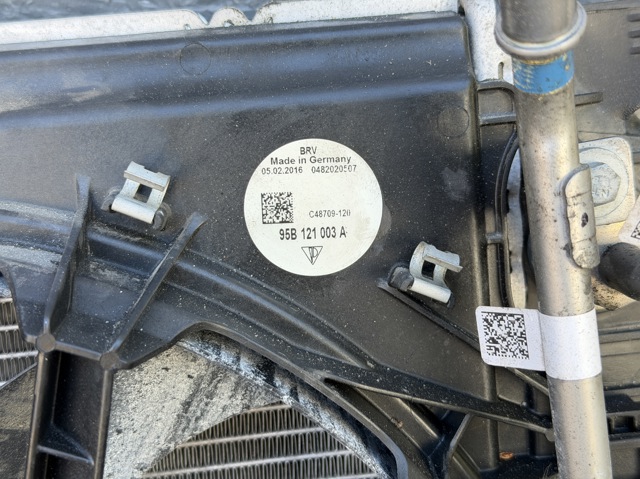 Диффузор радиатора охлаждения в сборе с крыльчаткой 95B121003A PORSCHE