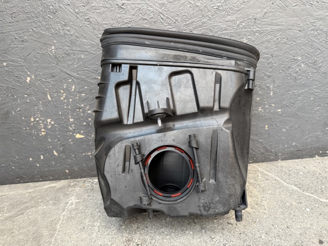 Корпус воздушного фильтра, правый 95B129607B PORSCHE